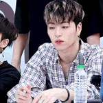 팬싸에서 팬 오니까 태도 봐..