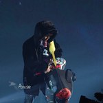 <b>지용</b>이 팬들한테 굿즈 줄려고...