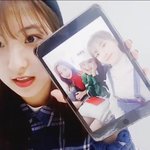 한 손으로 아이패드잡는 우주소녀 <b>은서</b>
