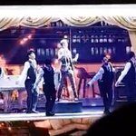 [시우민] 스탠딩 마이크 잡고 <b>허리</b>씰룩 했다는 시우민