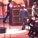 [EXO] 웨이터들 의자로 길만들고 <b>그위</b>에 올라가서 랩하는거