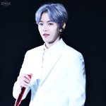 [EXO] <b>화이트</b>수트에 빨간색 마이크 백현 !