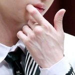 레오 <b>손등</b> 시퍼런거 멋있다ㅠㅠ