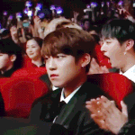[박우진] 아 이거 씨익 웃은거 진짜 미쳐<b>버릴</b>거같음 ㅠ