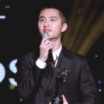 <b>빡빡머리</b>에 가발 쓴 디오