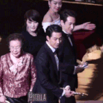 조인성이랑 인사하면서 나문희 손등에 키스하는 김혜수.<b>GIF</b>