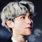 [EXO] 1위한 기념으로 백현이 사진 <b>투척</b>