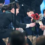 [EXO] 사ran이 <b>한테</b> 상 주던 애들이 입장바꼈어 ㅋㅋㅋ