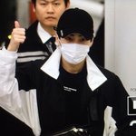 [EXO] 홍콩출국중에 민석이 팬들한테 <b>엄지</b> 세워줌 ㅋㅋ