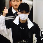 [EXO] 야 지금 민석이 <b>공항</b>에서 팬들한테 최고한거봐