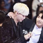 [방탄소년단] 윤기 립밥바르는거 보고 좋아하는 꾸기 고<b>화질</b> 나와써