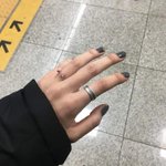 페북 효리 손가락 피어싱 안 아플까...?
