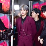 강다니엘 와인 색깔 슈트빨jpg