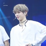 강다니엘 <b>허리</b> 왜 거기에 잇어...?