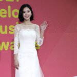 하얀 드레스가 넘나 찰떡이다