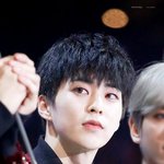 [시우민] 동생 <b>수상</b>소감 지켜보는 시우민인데