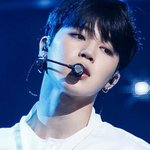 지민 연속으로 손키스 하는짤이랑 머리띠로 애교 <b>부리</b>는짤 있는사람