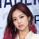 제니 염색 머리 잘 안어울리는거 같음