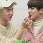 [EXO] 얘들아 세훈이가 찬열이한테 발라준 ? 이거 뭐야???