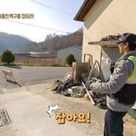 [드루와] 입으로 백구 <b>목줄</b> 채우는 신현준순경.jpg