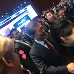 [시우민] 문대통령님과 <b>악수</b>하는 시우민 뒷모습 ㅎㅎ