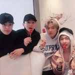 [EXO] 헐 첸백시 레이랑 <b>탕후루</b>먹네