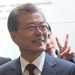 [시우민] 문<b>대통령</b>님과 셀카찍는데 또 이쁜짓 시우민 ㅋㅋ