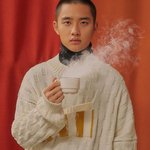 [EXO] 경수<b>옷</b> 가운데 <b>주머니</b>같은거 커피받침 떨어진건쥴