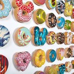 팝 컬쳐 영감을 받은 <b>도넛</b>들