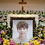 [드루와] "故 <b>종현</b>, 입관식은 오전에..장지는 비공개"