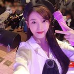 팬 핸드폰으로 <b>셀카</b> 찍은 아이유 JPG