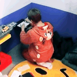 [박우진] 형아한테 무릎꿇꼬 열시미 편지쓰는 우<b>돌프</b>