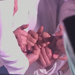 [EXO] 8명은 종인<b>이의</b> 손을 잡아