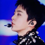 [EXO] 민석이 옷에 <b>보석</b>(가짜) 달린거 봐