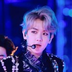 [백현] 자켓에 <b>보석</b> 붙인거네 이런거 좋아