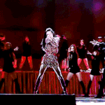 후배들에게 90도로 인사하는 가수