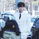 어제 <b>제복</b>차림으로 출근한 남돌 2명