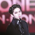 요새 옹성우 깐머리 하고다니는 비주얼 <b>보소</b>