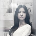차분한 분위기의 우아한 걸그룹 멤버