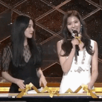 <b>사나</b> 쳐다보는 아이린 표정