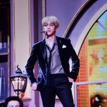 [백현] 울 백현 다리 긴거봐 완져니 이미터<b>얌</b> 'ㅅ'