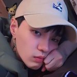 체크 치마랑 베이지 가디건에 옷 뭐<b>입지</b>