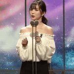 오늘도 종현 추모<b>리본</b> 달고나온 아이린