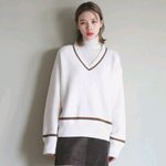 [댓글부탁해] 흰 <b>니트</b>에 흰 브이넥<b>니트</b> 입으면