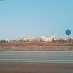 지금 <b>하천</b> 옆 의자에 누워있음