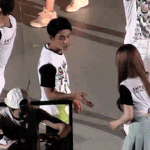 디오가 여기서 아이린 <b>팔목</b>을 왜 잡지?