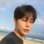 나 여잔데 이사람 닮았대  <b>칭찬</b>이냐