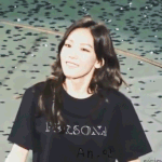 <b>무대위</b>에서 진심 행복해보이는 태연 gif