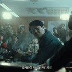 조사관이 <b>책상</b>을 탁 치니