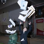 조각상과 <b>유쾌</b>한 사람들